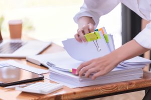 femme qui classe des documents